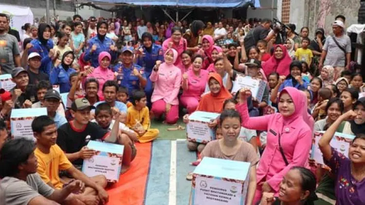 Istri Kapolri Salurkan Bantuan Sembako 10 Truk