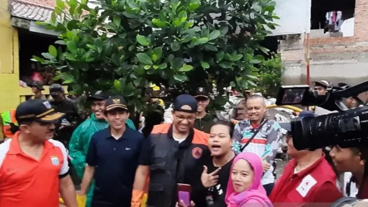 Kerja Bakti Bersihkan Banjir, Anies Malah Diajak Ngevlog