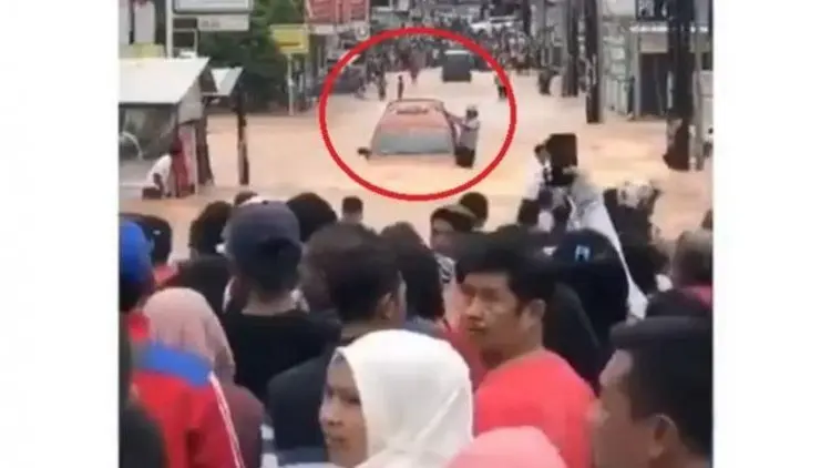 Heboh Angkot Legendaris Terjang Banjir