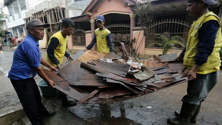 Ribuan Petugas Bersihkan Sampah Bekas Banjir
