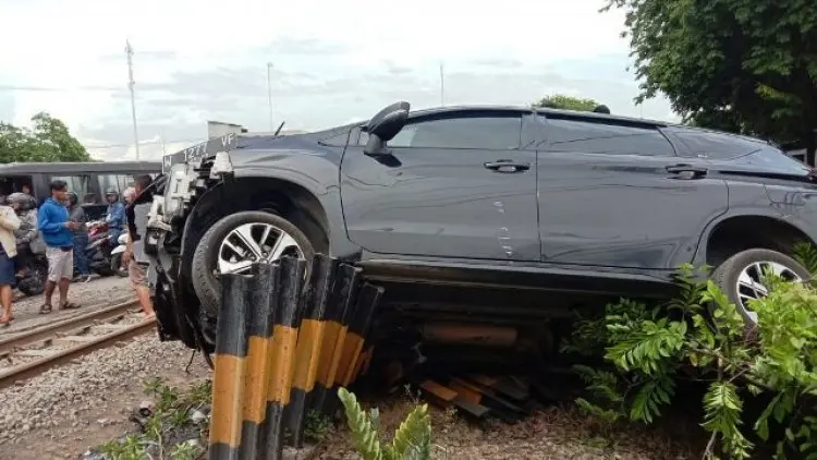 Xpander Tertabrak KA Lantaran Mogok Mesin, Satu Orang Tewas
