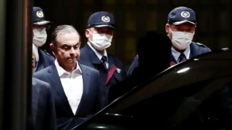 Kabur dari Jepang, Carlos Ghosn Rela Masuk Kotak