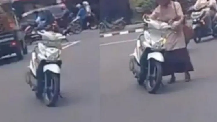 Penasaran, Ngapain Emak-emak Parkir Motor di Tengah Jalan