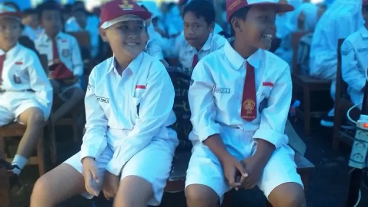 Usai Liburan, Andika Kaget Belajar di Tenda Biru