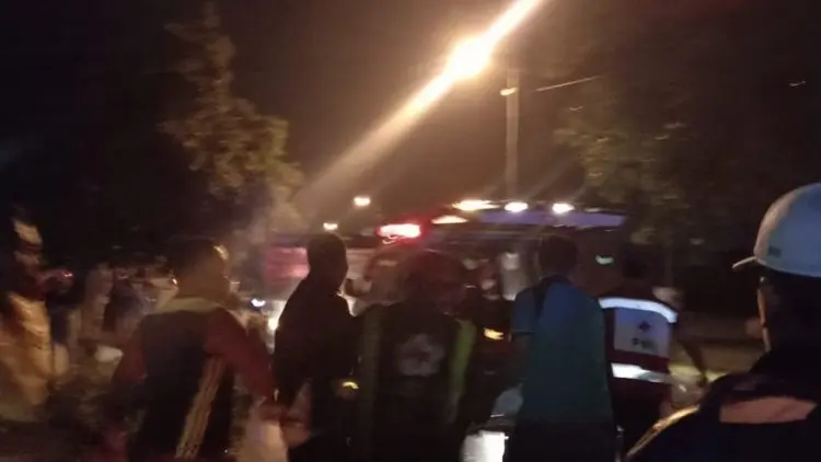 Bikers Emak-emak Tewas Usai Tabrak Truk Bongkar Muat