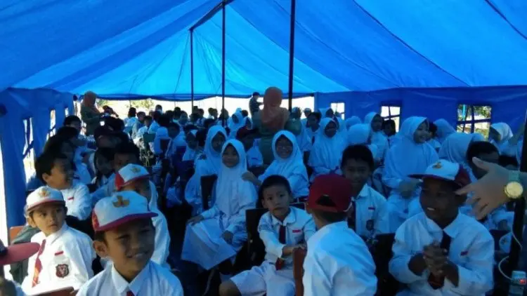 Nadiem Makarim Tinjau Sekolah Ambruk di Cibinong