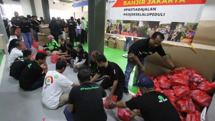 Gojek Salurkan 4.000 Paket Bantuan kepada Korban Bencana Banjir Jakarta