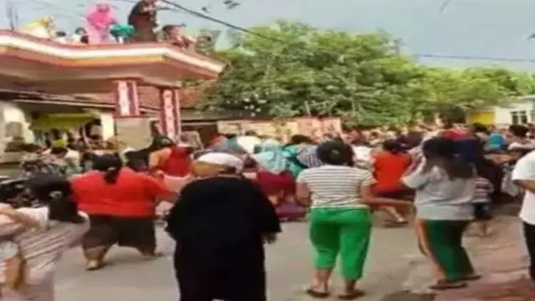 Inilah Sosok Bos Bakso yang Bagi-bagi Duit di Atap Rumahnya