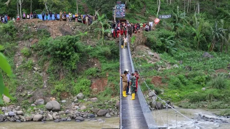 Warga Desa Tanjungjaya Garut Gembira Miliki Jembatan Gantung