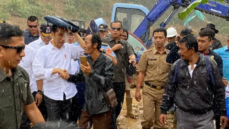 Presiden Jokowi Berikan Rp100 Juta untuk Warga Desa Harkat Jaya