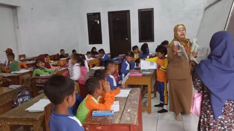 Siswa SDM Malangnengah Belajar di Kantor Desa, Sekolah Kena Gusur Proyek Kereta Cepat