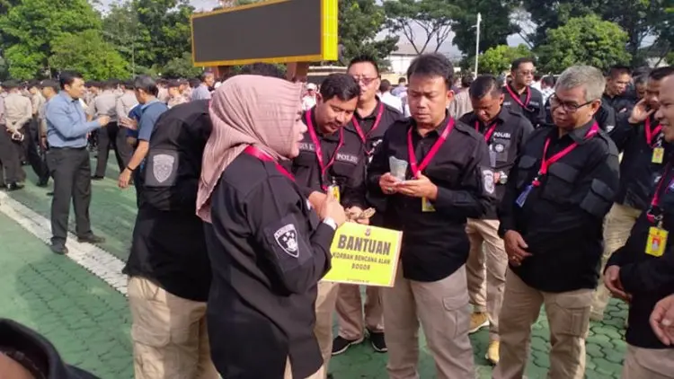 Ratusan Personel Polda Jabar Beri Donasi Korban Bencana