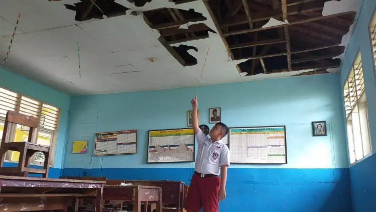 Plafon Bolong, Ratusan Siswa SDN Kampung Bulak Cibinong Belajar di Luar Kelas