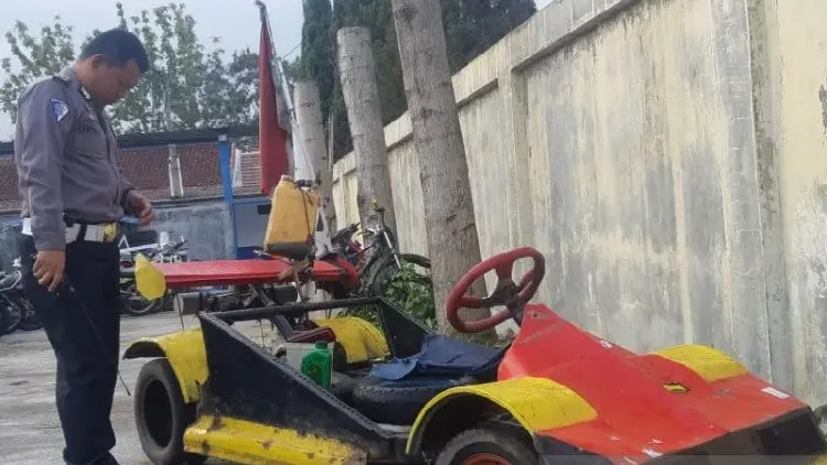 Haduh, Vespa Dimodifikasi Jadi Mobil F1 di Garut, Kena Tilang Lah...