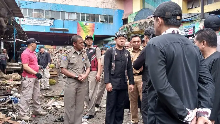 Tim Gabungan Babat Habis Ratusan Lapak Pedagang di Jalan Roda