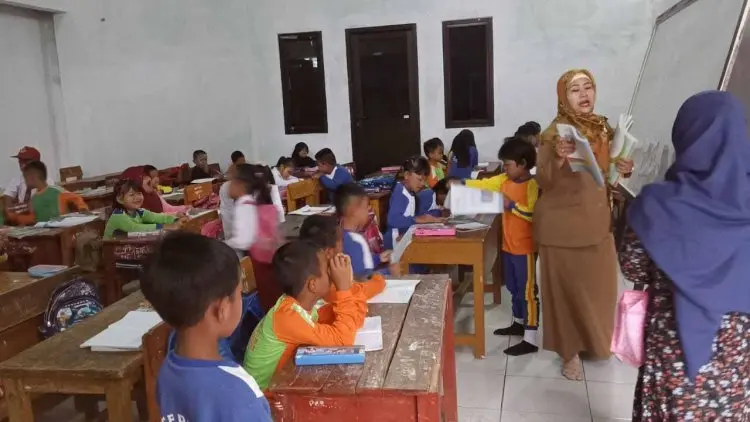 Siswa SD Belajar di Aula Desa, Kadisdik: Yang Penting Bisa Tetap Belajar 