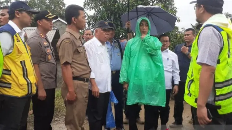 Jas Hujan Plastik Rp10 Ribu Jokowi yang Praktis