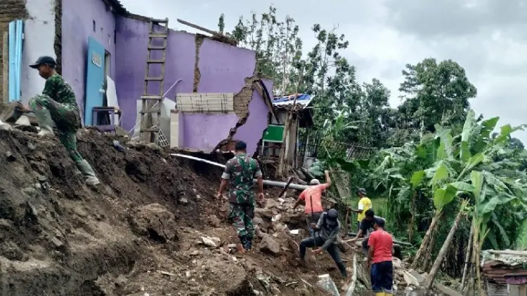 Tanah Longsor Rusak Rumah Warga di Tasikmalaya