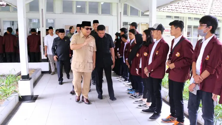 Foto: Prabowo Melayat Jenasah Rektor UKRI