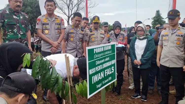 Kapolri, Panglima TNI, BNPB, Bupati Bogor dan Iwan Fals Tanam 2.020 Pohon
