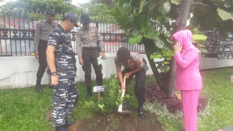 Antisipasi Banjir, Polrestabes Bandung Tanam 2,302 Pohon