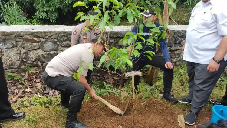 Polresta Bogor Kota Tanam 2.508 Pohon
