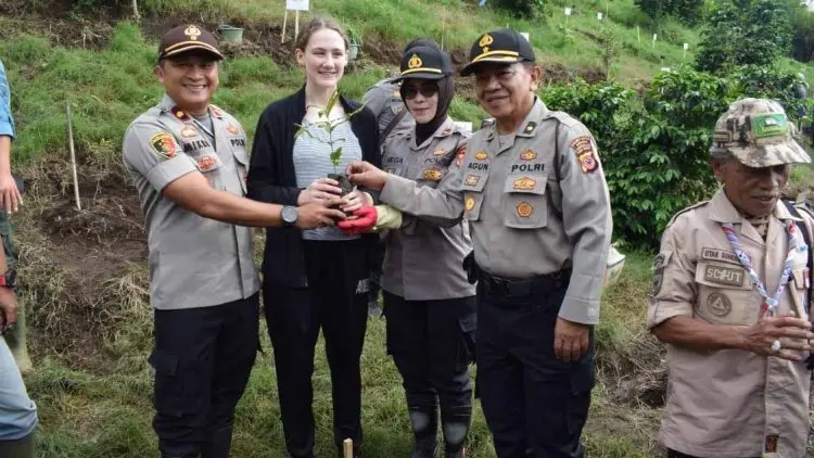 Peduli Penghijauan, Polresta Bandung Tanam Puluhan Ribu Pohon 