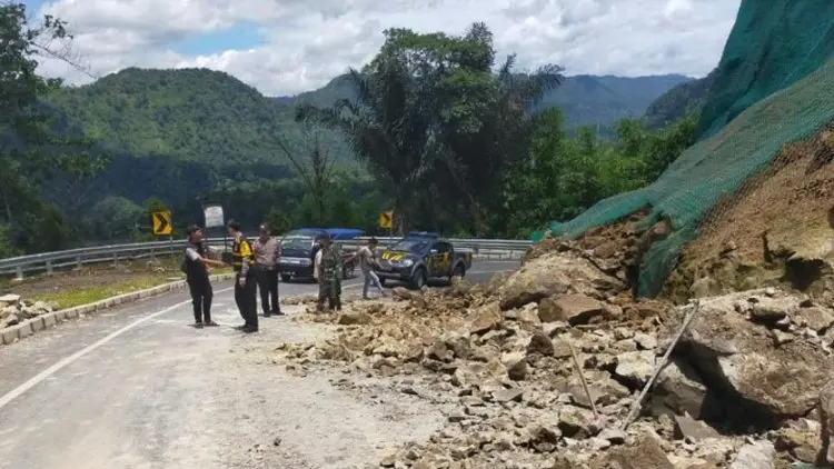 Sebagian Jalan Raya Bandung-Cianjur Tertutup Longsor