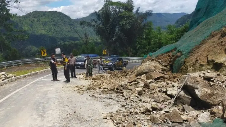 Awas, Jangan Swafoto di Naringgul!