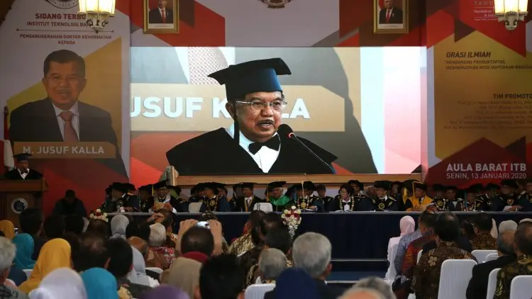 Foto: Jusuf Kalla Terima Gelar Doktor Honoris Causa ITB 