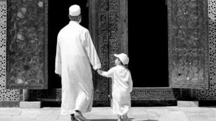 Kapankah Sebaiknya Mengajak Anak Salat Jemaah?