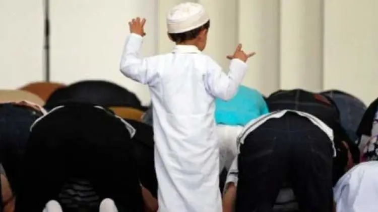Haruskah Batalkan Salat Jika Anak Mengganggu?