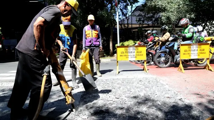 Foto: Pembongkaran Jalan Cipaganti yang Mengeluarkan Asap