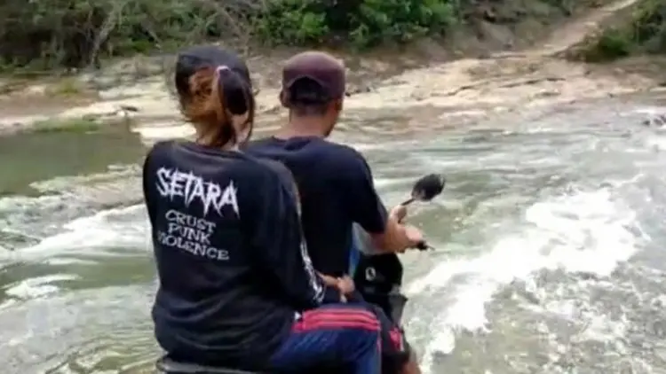 Warga Tiga Desa Terisolir Akibat Jembatan Putus