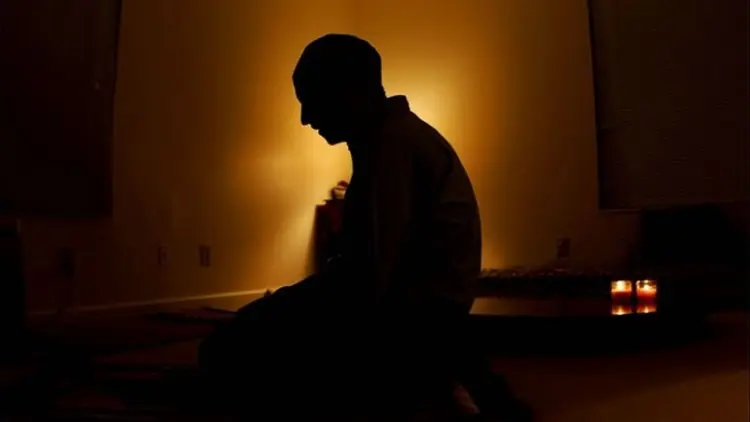 Cara Duduk Tasyahud Jika Beda Rakaat dengan Imam