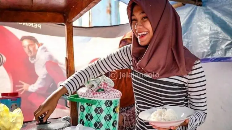 Wanita Cantik Penjual  Nasi Sayur Ini Bikin Heboh Media Sosial
