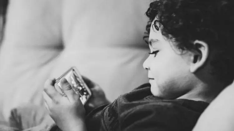 Kecanduan Main Game, Bocah Ini Rabun Jauh Hampir 1000 Derajat