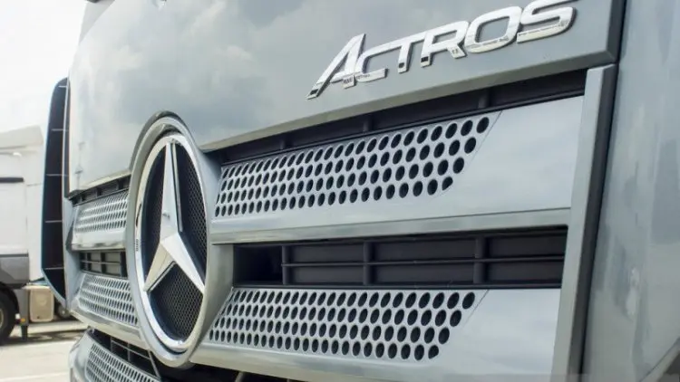 Mobil Niaga Mercedes-Benz Bisa Pakai Solar B30