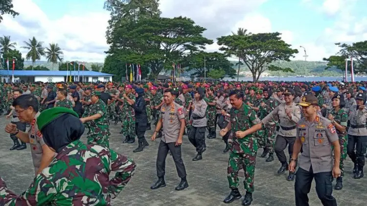 Panglima dan Kapolri Menari Bersama 2.900 Prajurit di Ambon
