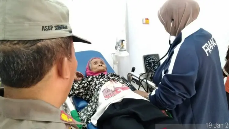 Nenek Ipah Ditemukan Selamat Setelah 6 Hari Hilang di Gunung Pisitan