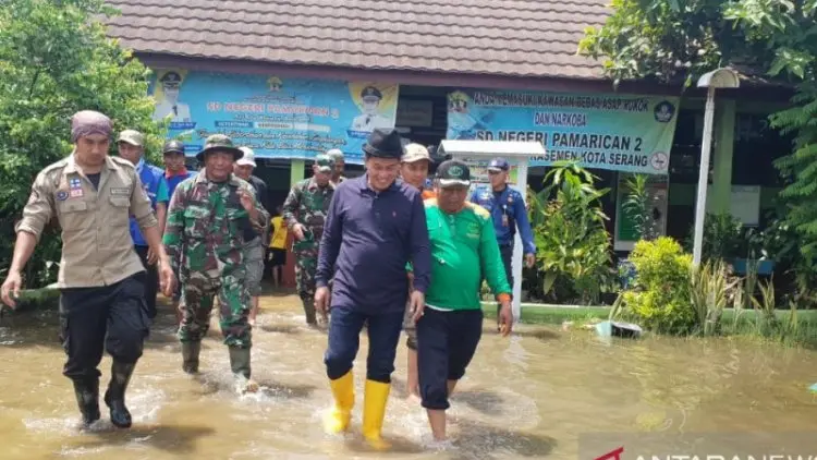 Wali Kota Serang Ikut Bersih-bersih Ruang Kelas yang Kebanjiran