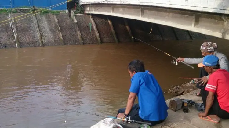 Pintu Air Manggarai Juga Jadi Tempat Mancing Ikan Gratis
