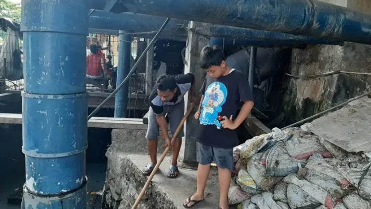 Kisah Para Penjaga Rumah Pompa Muara Karang Terjaga Bersama Hujan
