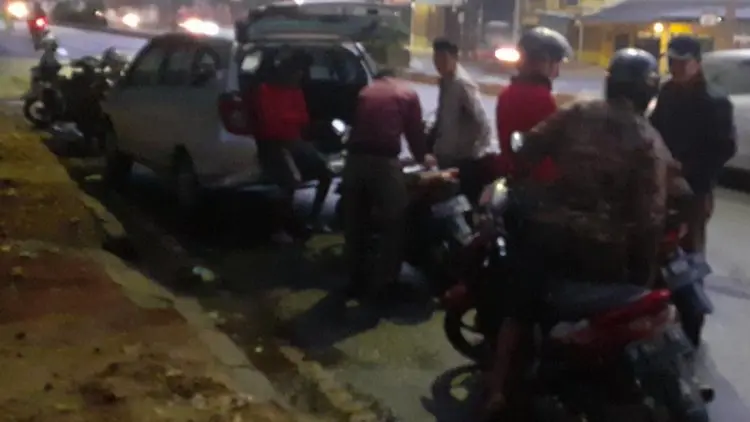 "Joko Widodo" Tangkap Pembuang Sampah Sembarangan di Bogor