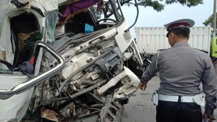 Truk Tangki Hajar Bus di Jalur Pantura, Tujuh Luka-luka