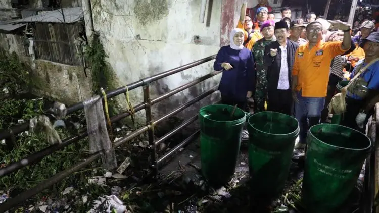 Tengah Malam Gubernur Khofifah Tinjau Proses Normalisasi Kali Butung