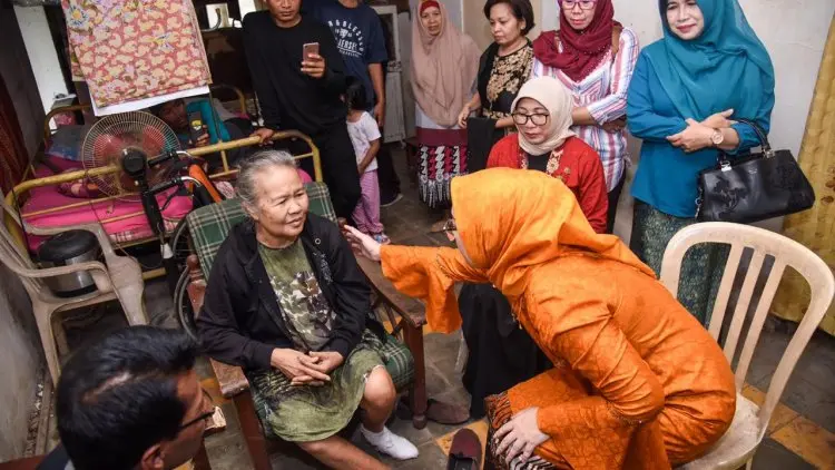 Nenek Sebatang Kara Ini Kaget, Tiba-tiba Didatangi Bupati Anne