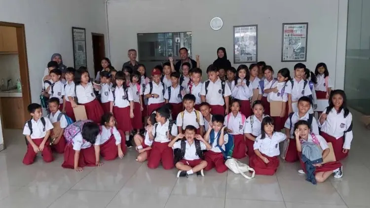 Siswa SD Gagasceria Mengenal Dunia Redaksi