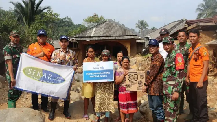 bjb Salurkan Bantuan Untuk Korban Longsor Kabupaten Bogor