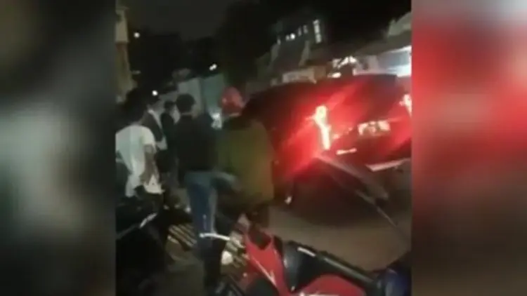 Polisi Selidiki Video Viral Pemotor Tertabrak Mobil di Bandung